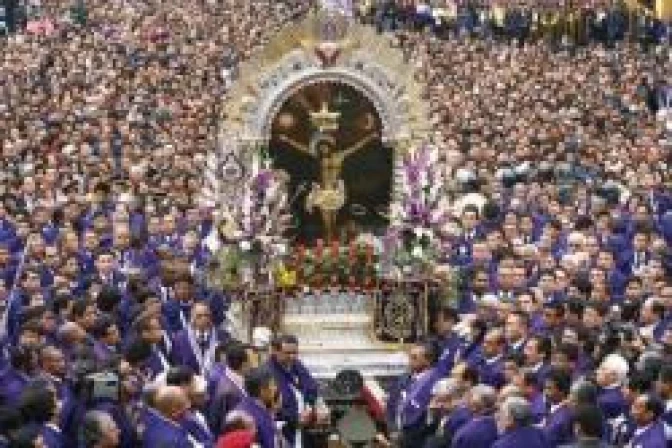 Señor de los Milagros inicia octubre con su primer recorrido en Lima