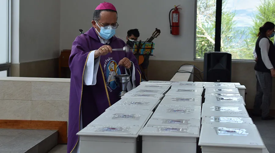 Mons. Danilo Echeverría bendice las cajas fúnebres. Créditos: Arquidiócesis de Quito