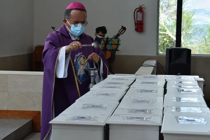 Iglesia en Ecuador da sepultura a 25 bebés que murieron por aborto o abandono