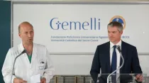 El doctor Sergio Alfieri en conferencia de prensa en el Hospital Gemelli el 10 de junio de 2023. Crédito: Vaticana Media
