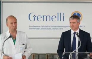 El doctor Sergio Alfieri en conferencia de prensa en el Hospital Gemelli el 10 de junio de 2023. Crédito: Vaticana Media 