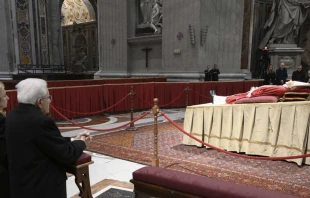 El presidente Sergio Mattarella reza ante cuerpo de Benedicto XVI. Cru00e9dito: Vatican Media 