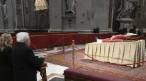 El presidente Sergio Mattarella reza ante cuerpo de Benedicto XVI. Crédito: Vatican Media