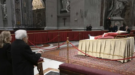 Autoridades de Italia rezan ante el cuerpo de Benedicto XVI