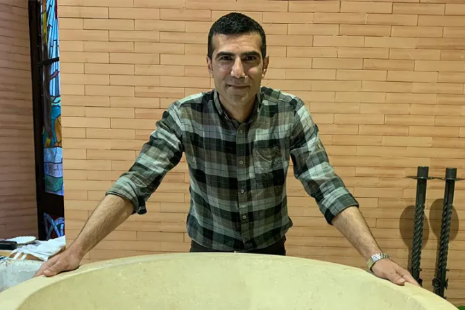 Dejó Irán con una Biblia porque quería ser cristiano, dos años después se bautizó