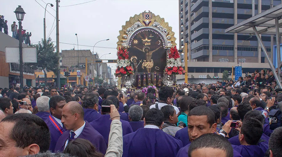 El Señor de los Milagros en procesión en Lima (Perú). Crédito: Eduardo Berdejo / ACI Prensa?w=200&h=150