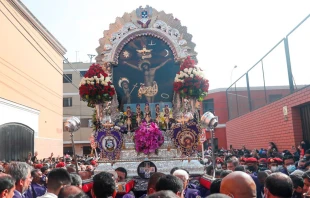 Lienzo del Señor de los Milagros en procesión. Crédito: Agencia ANDINA.