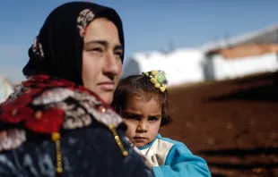 Imagen referencial madre refugiada y su hija. Foto: Caritas Internationalis 
