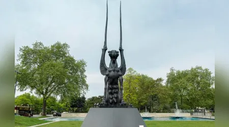 Polémica por  estatua  de “perra demoníaca” en importante plaza de Londres