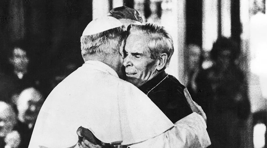 El Papa Juan Pablo II abrazando al Arzobispo Fulton Sheen en la catedral de San Patricio de Nueva York, el 2 de octubre de 1979 / Crédito: Fundación Sheen