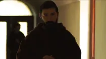Shia Labeouf como el Santo Padre Pío en la película "Padre Pío". Crédito: Captura de pantalla del tráiler publicado en Youtube