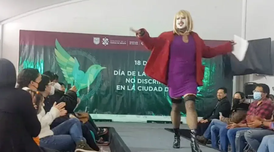 Autoridades de Ciudad de México organizan show con drag queen frente a una niña