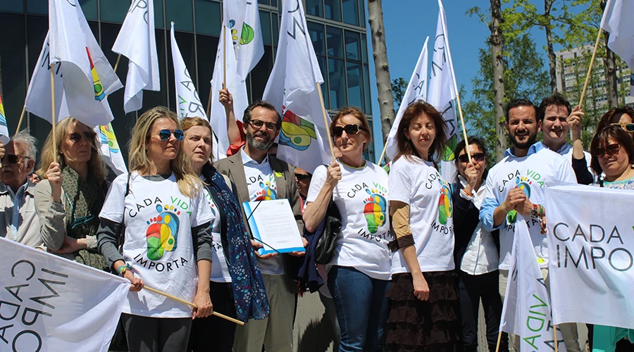 Responsables de las principales asociaciones pro vida ante embajada de Reino Unido en Madrid. Foto: Plataforma Sí a la Vida. ?w=200&h=150