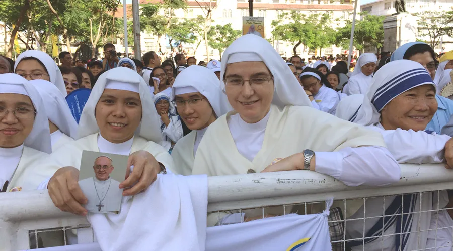 Las Siervas de María en las afueras de la Catedral de Manila. Foto Álvaro de Juana / ACI Prensa?w=200&h=150