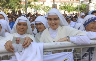 Las Siervas de Maru00eda en las afueras de la Catedral de Manila. Foto u00c1lvaro de Juana / ACI Prensa 