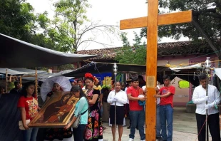 Los signos de la JMJ (Cruz peregrina e u00cdcono de la Salus Populis Romani) en Oaxaca / Foto: DEMPAJ  