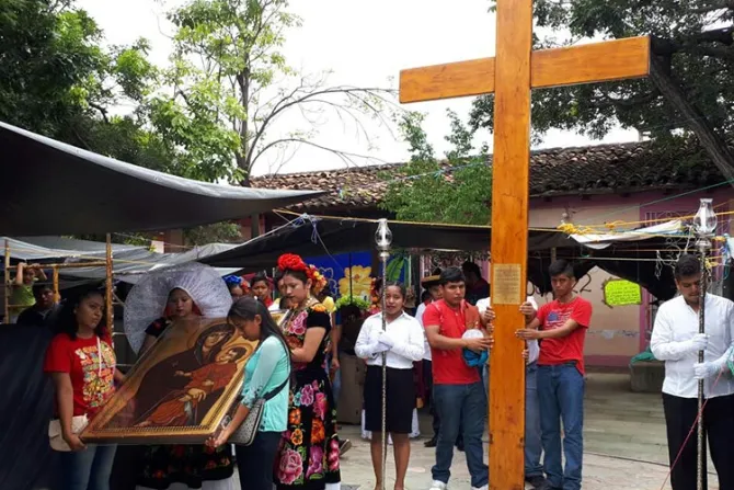 FOTOS: La Cruz y la Virgen de la JMJ consuelan a damnificados por terremoto en México