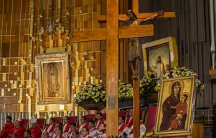 Los Su00edmbolos de la JMJ, la Cruz Peregrina y el icono de la Salus Populis Romani / Foto: Flickr Panamu00e1 2019 