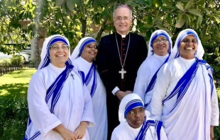 Mons. Silvio Josu00e9 Bu00e1ez junto a Misioneras de la Caridad. Cru00e9dito: Twitter / @silviojbaez. 