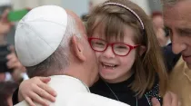 El Papa Francisco con una niña con síndrome de Down.