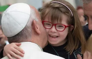 El Papa Francisco con una niña con síndrome de Down. Crédito: Vatican Media.