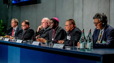Obispo señala que al contrario que en Europa, en África las iglesias están llenas