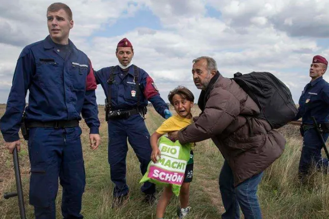 Refugiado de Siria pateado por periodista húngara será entrenador de fútbol en Madrid