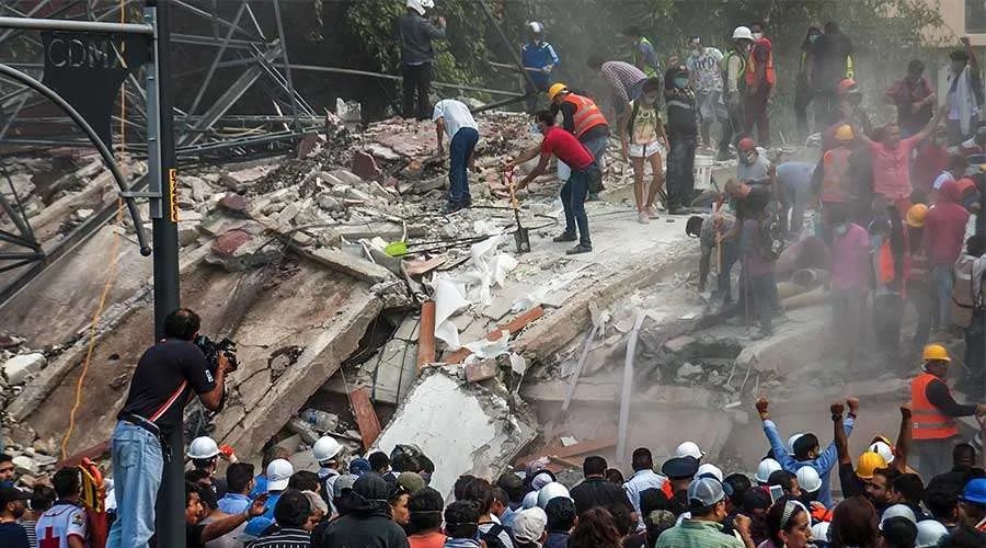 Edificio destruido tras sismo en Ciudad de México, el 19 de septiembre de 2017. Foto: Cáritas Mexicana.