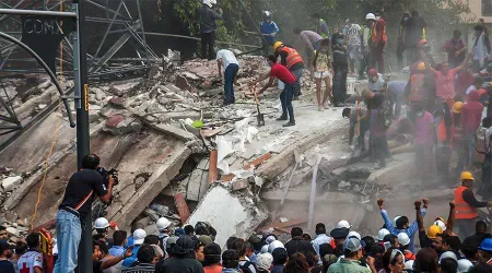 Iglesia en México recuerda en sus plegarias a fallecidos de sismos de 1985 y 2017