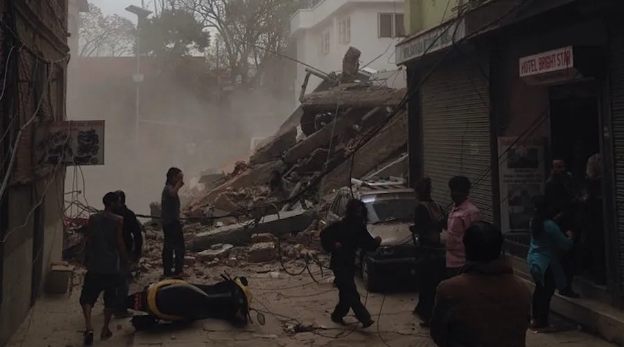 Destrucción tras sismo de 7.8 grados en Nepal. Foto: Instagram / @lewis_csdy