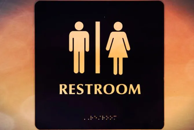Juez federal bloquea normativa de baños transexuales de Obama