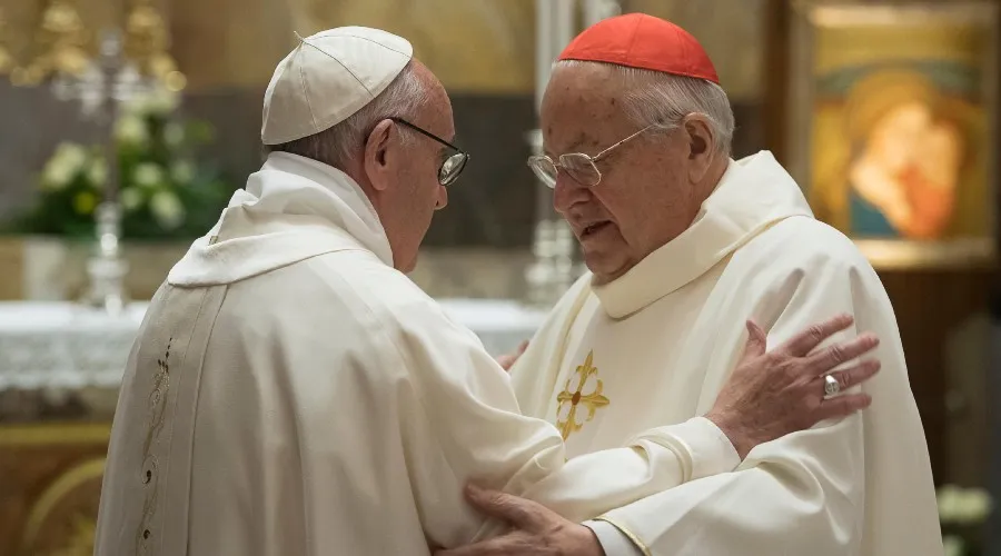 El Papa Francisco con el Cardenal Angelo Sodano. Crédito: Vatican Media