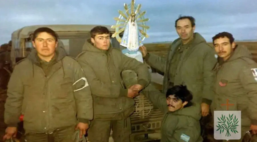 Soldados guerra de las Malvinas se encomiendan a Virgen de Luján, 1982. Crédito: Obispado Castrense de Argentina.?w=200&h=150