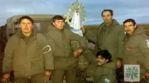 Soldados guerra de las Malvinas se encomiendan a Virgen de Luján, 1982. Crédito: Obispado Castrense de Argentina.