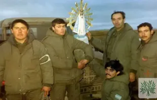 Soldados guerra de las Malvinas se encomiendan a Virgen de Luján, 1982. Crédito: Obispado Castrense de Argentina. 
