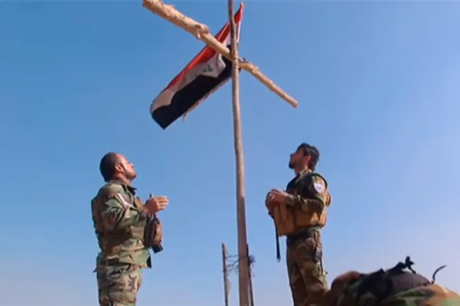 VIDEO: Soldados cristianos erigen cruz en honor a asesinados por Estado Islámico en Irak