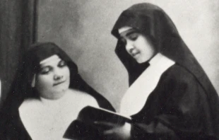 Foto de la Beata Sor Eusebia Palomino sosteniendo un libro. Cru00e9dito: sdb.org 