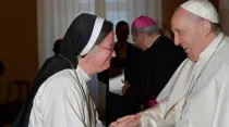 Sor Helen Alford y el Papa Francisco. Crédito: Vatican Media