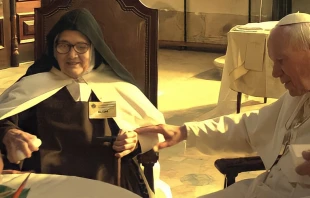 Sor Lucu00eda junto a San Juan Pablo II (foto recortada). Cru00e9dito: Jornal O Bom Catu00f3lico - Wikimedia Commons (CC BY 2.0) 