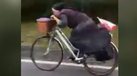 VIDEO VIRAL: Monja conduce bicicleta como profesional en la carretera