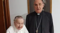 Sor Cristina Arana (izq) y Mons. Celso Morga, Obispo de Mérida-Badajoz. Foto: Twitter Diócesis Mérida-Badajoz