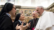 Sor Cristina junto al Papa Francisco (2017) / Crédito © L'Osservatore Romano/ACI Prensa