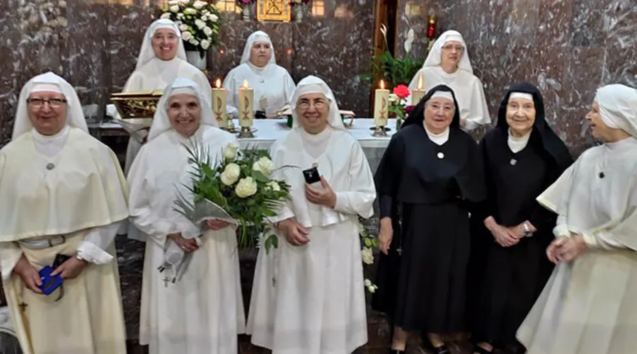 Sor Maria Cruz Erroz (centro) sostiene un ramo de rosas blancas junto con la Comunidad de las Siervas de María de Barbastro. Crédito: Twitter Diócesis Barbastro Monzón?w=200&h=150