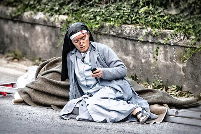 VIRAL: La historia de la foto de la monja que sobrevivió al terremoto en Italia