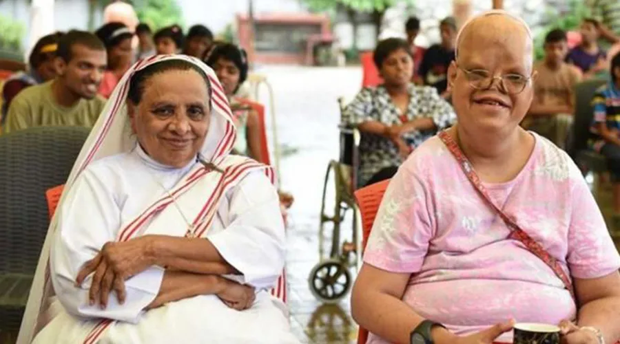 Sor Ruth Lewis religiosa franciscana de la Congregación de Cristo Rey junto a una joven con discapacidad. Crédito: Asia News.