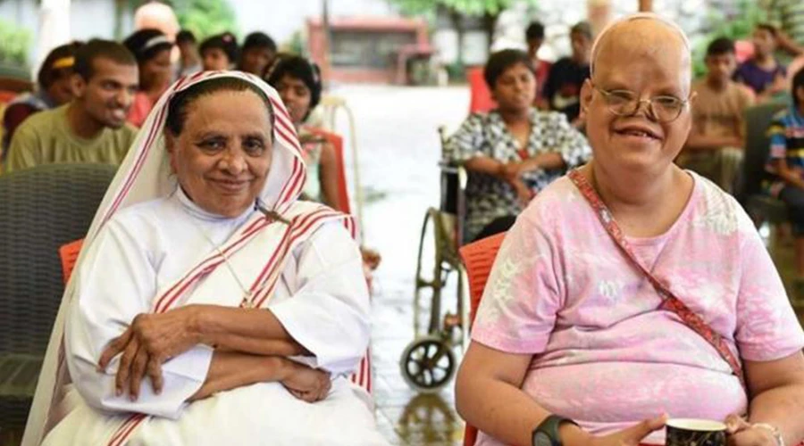 Sor Ruth Lewis religiosa franciscana de la Congregación de Cristo Rey junto a una joven con discapacidad. Crédito: Asia News. ?w=200&h=150