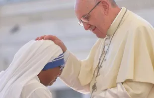 Sor Sally y Papa Francisco en el Vaticano / L'Osservatore Romano_030916 