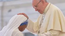 Sor Sally y Papa Francisco en el Vaticano / L'Osservatore Romano_030916