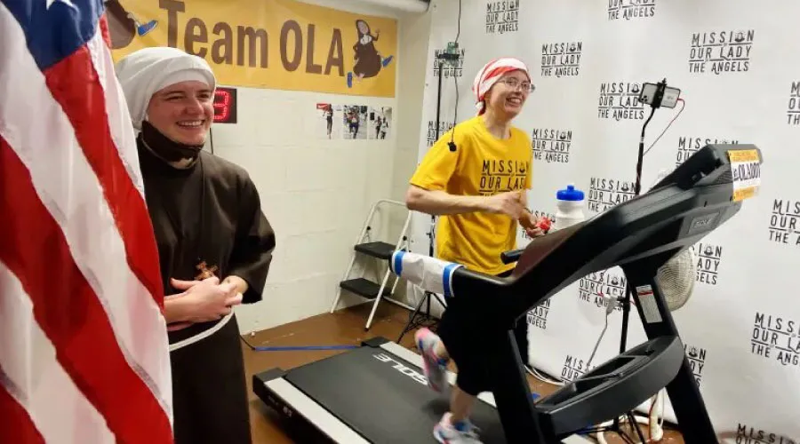 Sor Stephanie Baliga (izq.) y otra religiosa franciscana corriendo una maratón en trotadora en 2020. Crédito: Cortesía de Sor Stephanie Baliga a CNA.?w=200&h=150