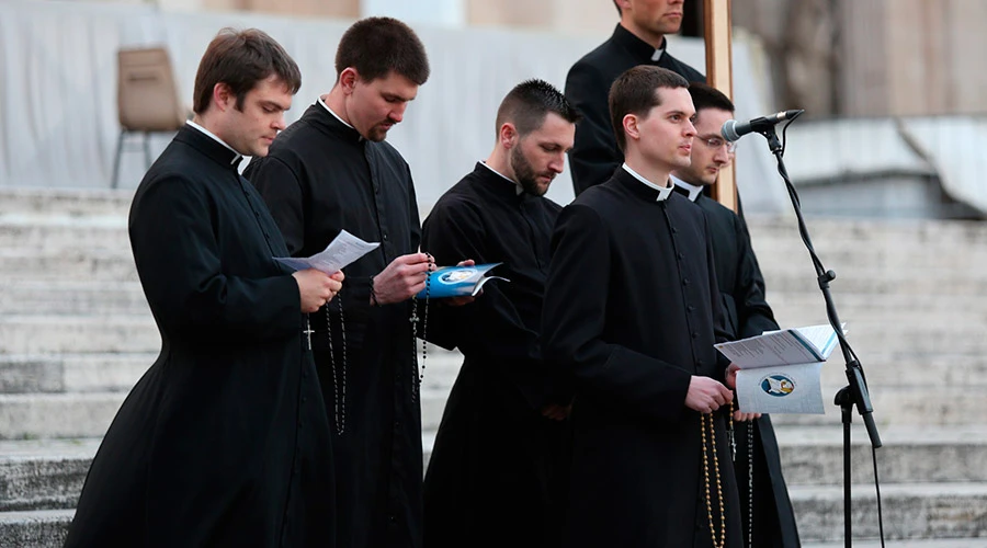 Resultado de imagen para sacerdotes jovenes con sotana